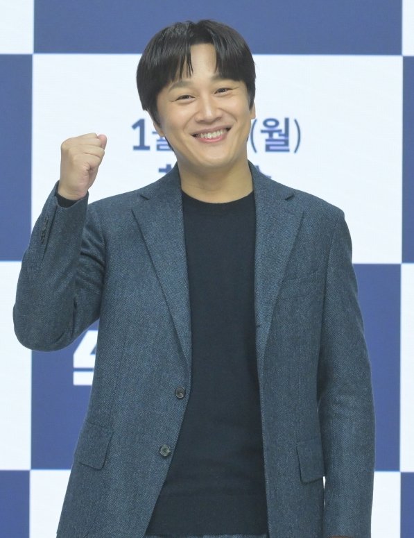 배우 차태현이 2일 열린 KBS 2TV 새 월화드라마 ‘두뇌공조’ 제작발표회 무대에 올라 포즈를 취하고 있다. 사진제공｜KBS