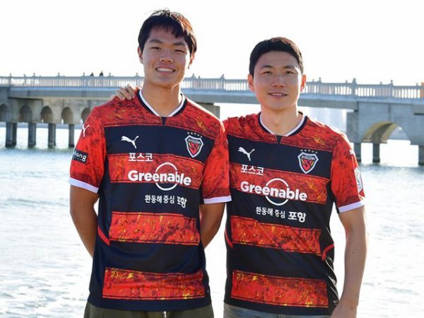 김인성(오른쪽)이 3일 최현웅과 함께 포항 이적을 확정지었다. 과거 울산 소속으로 포항과 ‘동해안 더비’ 때마다 맹활약을 펼친 그는 김기동 감독의 재계약 첫 시즌인 올해 포항 공격진의 선봉장으로 나설 전망이다. 사진제공 I 포항 스틸러스