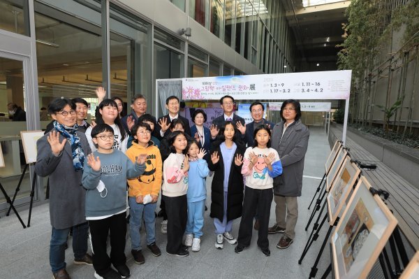 지난 3일 국립아시아문화전당 라이브러리파크에서 열린 ‘천사섬 신안 그림책 아일랜드 원화展(전)’. 사진제공 | 신안군