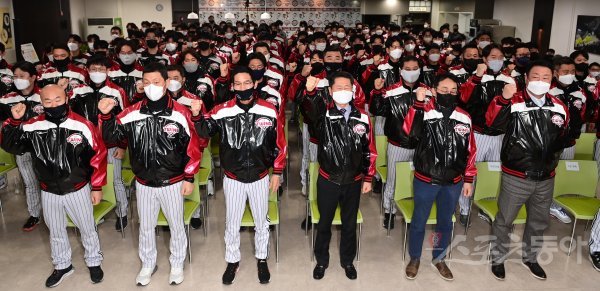 LG 트윈스가 4일 서울 잠실야구장에서 ‘2023년 선수단 신년하례식’을 열렸다. 김인석 대표이사, 차명석 단장, 염경엽 감독을 비롯한 선수들이 파이팅을 외치고 있다. 잠실 | 주현희 기자 teth1147@donga.com