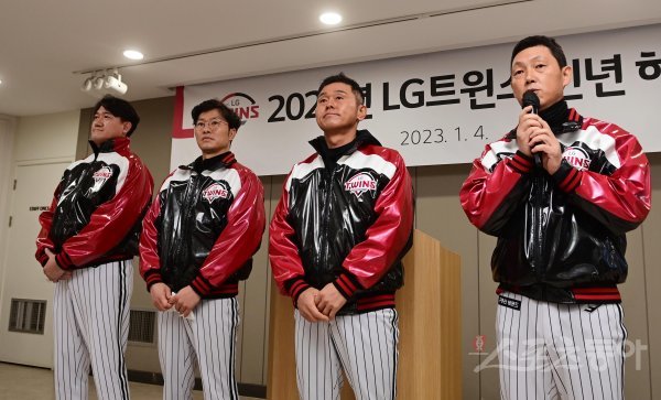 LG 트윈스가 4일 서울 잠실야구장에서 ‘2023년 선수단 신년하례식’을 열렸다. 김정준 수석코치가 신임 코치 대표로 인사말을 하고 있다. 잠실 | 주현희 기자 teth1147@donga.com