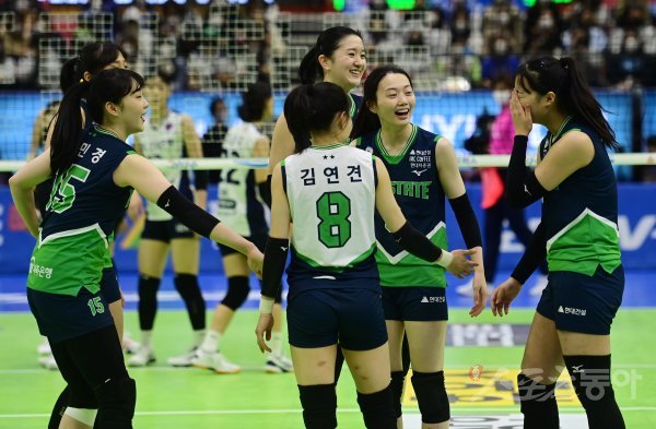 4일 수원실내체육관에서 열린 ‘2022-2023 도드람 V-리그’ 여자부 수원 현대건설과 화성 IBK기업은행의 경기에서 세트스코어 3-0으로 승리한 현대건설 선수들이 기쁨을 나누고 있다. 수원 | 주현희 기자 teth1147@donga.com