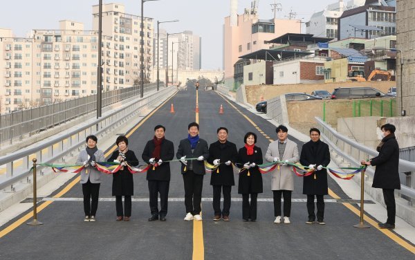 부산 남구가 지난 5일 ‘부산항 연계수송 도로개설공사’ 준공식을 개최한 가운데 오은택 구청장(왼쪽 다섯 번째)이 관계자들과 기념 촬영을 하고 있다. 사진제공 | 부산 남구