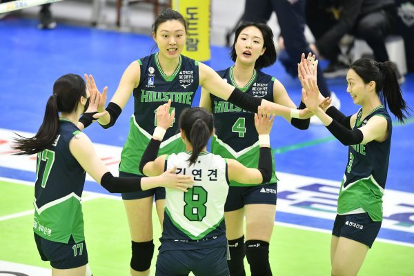 현대건설 선수들이 7일 수원체육관에서 벌어진 페퍼저축은행전에서 세트스코어 3-0으로 승리한 뒤 기뻐하고 있다. 사진제공 ｜ KOVO