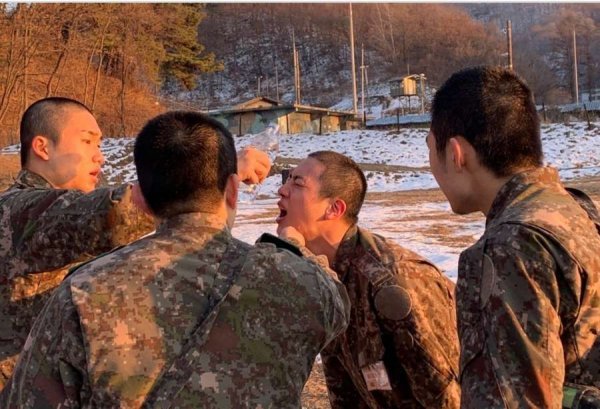 ‘피 땀 눈물?’ 방탄소년단의 맏형 진(왼쪽에서 3번째)이 화생방 훈련을 마친 후 괴로운 듯 얼굴을 찌푸르고 있다. 사진출처｜ 더캠프