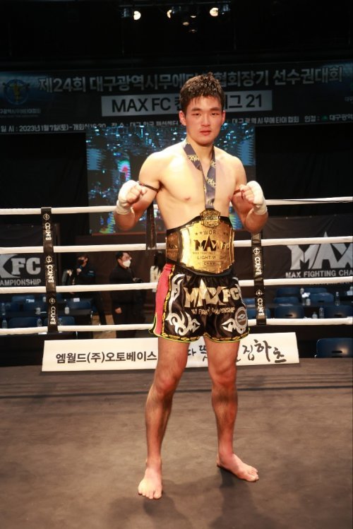 조경재가 7일 열린 ‘MAX FC 컨텐더리그 21 IN 대구’ 대회 라이트급 챔피언결정전에서 일본의 요시다 린타로를 심판 전원일치 판정승으로 꺾고 챔피언에 올랐다. 사진제공  MAX FC