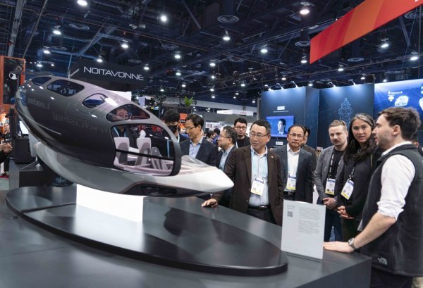 유영상 SK텔레콤 사장(오른쪽 첫 번째)이 미국 빅데이터 분석기업 팔란티어 전시관을 둘러보고 있다. 사진제공|SK텔레콤