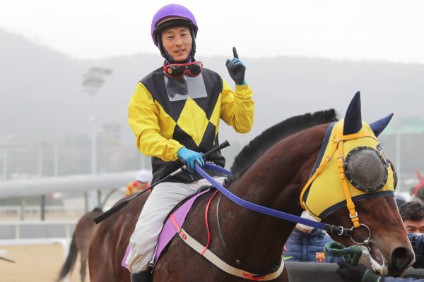 7일 2023년 서울 첫 경주에서 우승한 김용근 기수와 업타운위즈. 사진제공｜한국마사회