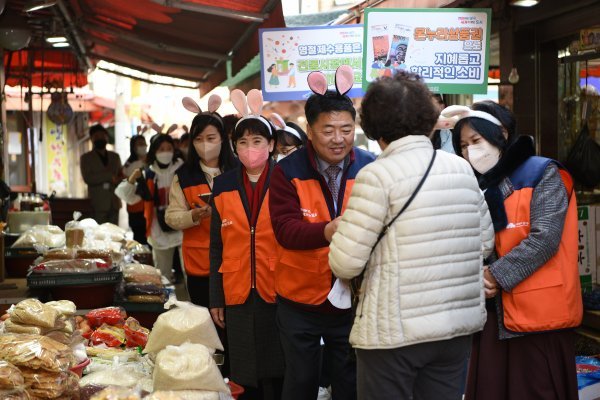 부산 남구가 지난 11~12일 구내 9개의 전통시장에서 ‘명절맞이 장보기 전통시장 온누리 상품권 장보기 캠페인’을 실시한 가운데 오은택 구청장(가운데)이 전통시장을 방문해 캠페인을 진행하고 있다. 사진제공 | 부산 남구