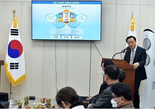 임태희 경기도교육감이 최근 서울시의회 초청 정책간담회에서 ‘경기 미래교육 방향’에 대한 특강을 하고 있다. 사진제공｜경기도교육청