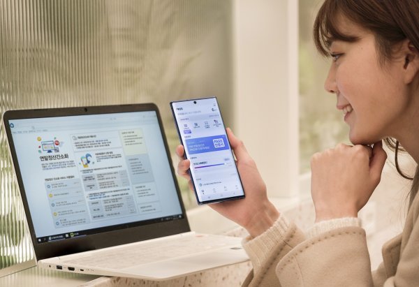 ‘13월의 월급’으로 불리는 연말정산 시즌이 돌아오면서 올해 달라지는 연말정산 제도에 이목이 쏠리고 있다. 간편인증 PASS를 이용해 연말정산 본인인증을 하고 있는 모습. 사진제공｜SK텔레콤