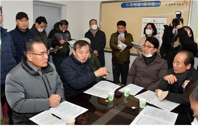 이병노 군수가 지난 15일 이른 새벽 담양읍 만성리 소재 가축시장을 방문한 모습. 사진제공 | 담양군