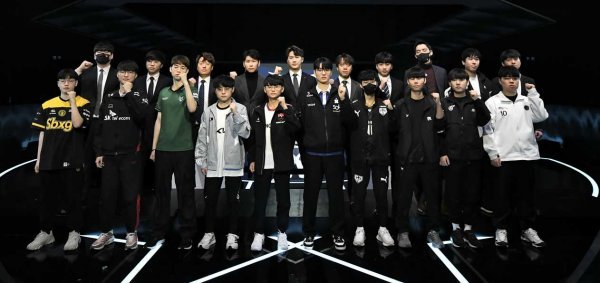 ‘LoL 챔피언스 코리아’(LCK) 스프링에 참가하는 10개 팀 감독과 선수들이 개막 미디어데이에서 선전을 다짐하고 있다. 사진제공｜LCK