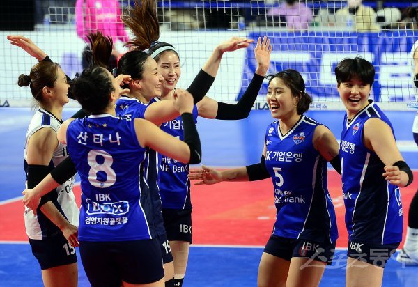 17일 경기도 화성실내체육관에서 ‘2022-2023 도드람 V리그’ 화성 IBK기업은행과 김천 한국도로공사의 여자부 경기가 열렸다. IBK기업은행이 한국도로공사를 상대로 세트스코어 3-0으로 승리한 후 선수들이 코트에서 기쁨을 나누고 있다. 화성 | 김민성 기자 marineboy@donga.com