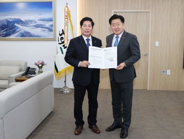 지난 16일 공영민 군수가 오영훈 제주도지사와 고흥·제주 교류 프로젝트에 협력하기로 하고 세부사항을 논의했다. 사진제공 | 고흥군