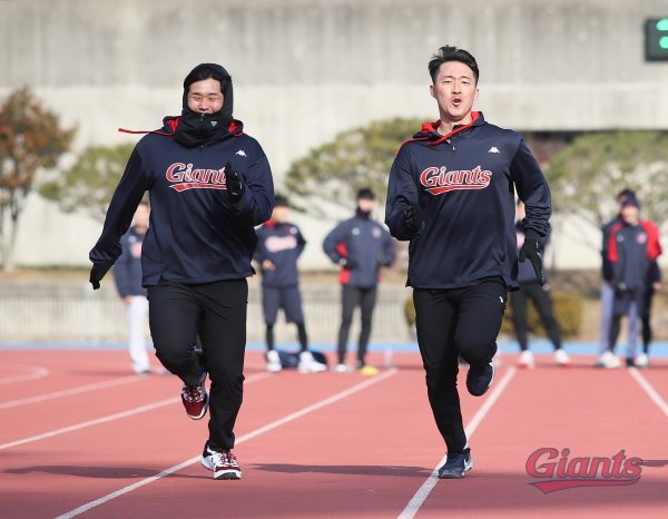 18일 부산아시아드주경기장 보조경기장에서 체력테스트 중인 유강남, 노진혁(왼쪽부터). 사진제공 | 롯데 자이언츠