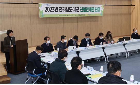 지난 18일 순천 호남호국기념관 다목적 강당에서 열린 ‘2023년 산림보전·휴양분야 산림관계관’ 회의. 사진제공 | 전남도