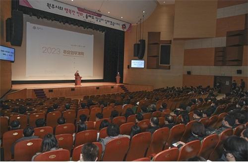 원강수 원주시장이 2023년 주요업무보고회를 개최하고 있다. 사진제공｜원주시