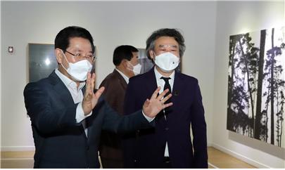 김영록 전라남도지사(왼쪽)가 최근 진도 운림산방을 방문, 2021 전남국제수묵비엔날레 전시장을 찾은 관광객들에게 손을 흔들며 반갑게 인사하고 있다. 사진제공 | 전남도