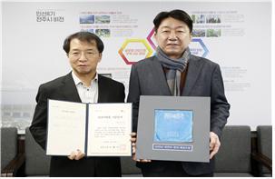 25일 전주시장실에서 열린 2023년 전주시 시민기록물 1호 기증식에서 김선경 전북CBS 대표가 전주시민기록관에 기록물은 1972년 제작된 ‘전주의 찬가’ 레코드판을 기증했다. 사진제공 | 전주시