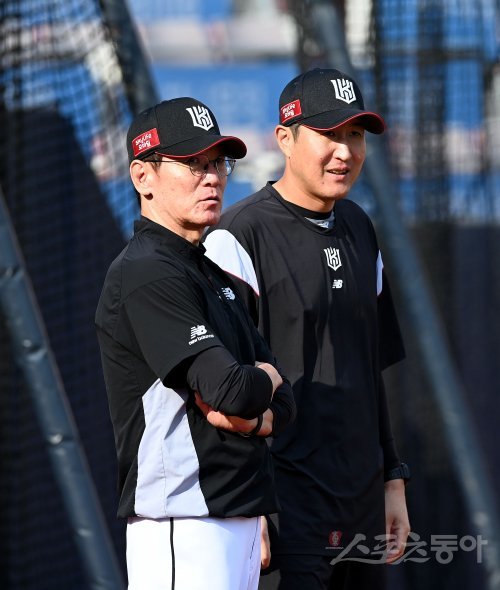 2021년 KT의 창단 첫 통합우승에 앞장섰던 유한준(오른쪽)이 올해 2군 타격코치로 지도자 생활을 시작한다. 왼쪽은 이강철 감독. 스포츠동아DB