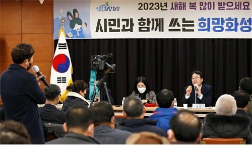 화성시 ‘2023 시민과의 대화’에서 정명근 시장이 발언을 하고 있다. 사진제공｜화성시