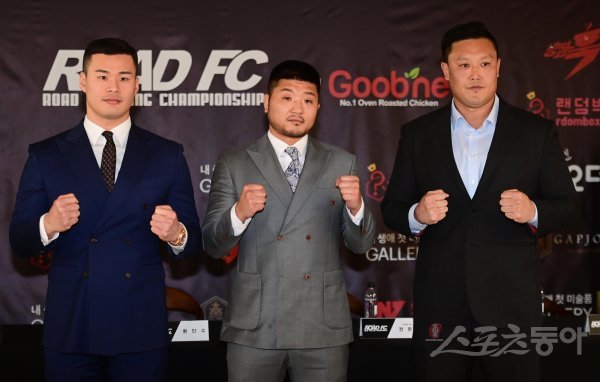 황인수, 권아솔, 명현만이 30일 서울 용산구 갤러리K서울타워점에서 열린 ‘황인수 vs 명현만 vs 권아솔’ 기자회견에서 포즈를 취하고 있다. 주현희 기자 teth1147@donga.com