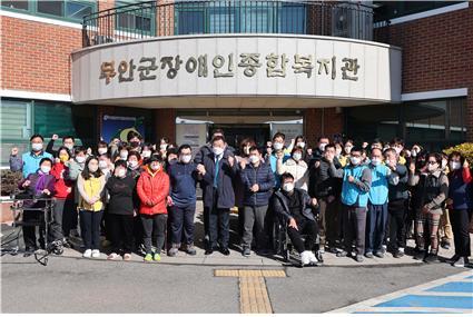 김산 무안군수가 지난 30일 무안군 장애인종합복지관을 방문해 관계자들을 격려하고 복지관 시설을 체험했다. 사진제공 | 무안군