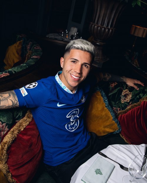 첼시가 다시 이적시장을 주도하고 있다. 지난해 여름이적시장에 이어 이번 겨울에도 막대한 자금을 투입해 특급자원들을 대거 영입했다. EPL 겨울이적시장 마감일인 1일(한국시간) 리그 역대 최고 이적료를 기록하며 첼시 유니폼을 입은 엔소 페르난데스. 사진출처 | 첼시FC SNS