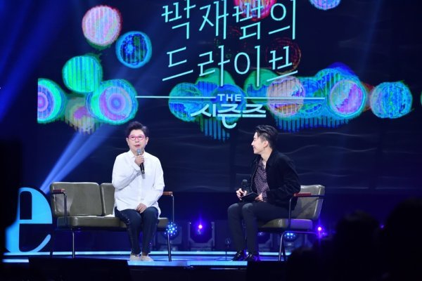 ‘더 시즌즈-박재범의 드라이브’의 진행자인 가수 박재범(오른쪽)이 선배 양희은과 대화를 나누고 있다. 사진제공｜KBS