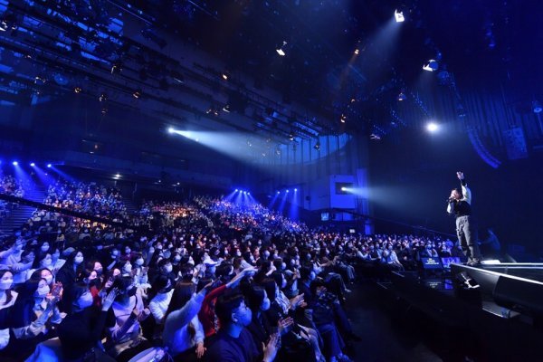 5일 첫 방송하는 KBS 2TV ‘더 시즌즈-박재범의 드라이브’가 한층 더 젊어진 분위기로 시청자를 겨냥한다. 사진은 첫 회 게스트인 가수 이영지가 무대에서 객석의 호응을 이끌어내고 있는 모습. 사진제공｜KBS