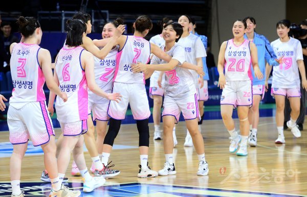 2일 충남 아산 이순신체육관에서 열린 ‘신한은행 SOL 2022-2023 여자프로농구’ 아산 우리은행과 용인 삼성생명의 경기에서 삼성생명이 우리은행을 상대로 69-58로 승리한 후 선수들이 코트에서 기쁨을 나누고 있다. 아산 | 김민성 기자 marineboy@donga.com