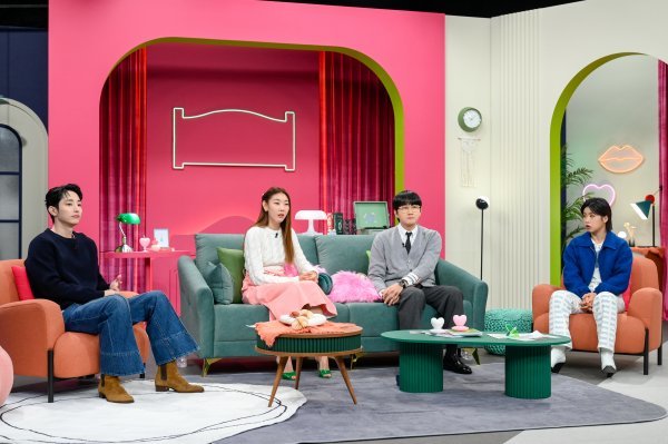 배우 이수혁, 모델 한혜진, 방송인 이용진, 댄서 아이키(왼쪽부터)가 6일 첫 방송하는 채널A ‘결혼 말고 동거’의 진행자로 나선다. 사진제공｜채널A