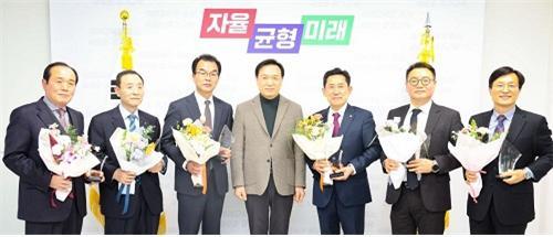 경기도교육청 남부청사에서 2022년 우수 사학기관 표창 수여식에서 임태희 교육감(왼쪽 네 번째)과 수상자들이 기념촬영을 하고 있다. 사진제공｜경기도교육청