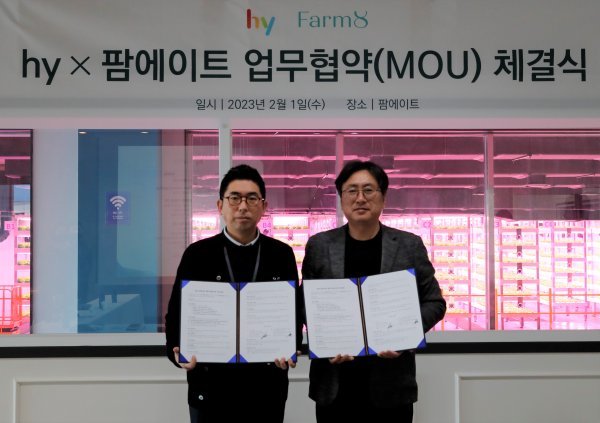 신승호 hy 멀티M&S부문장(왼쪽)과 강대현 팜에이트 대표. 사진제공｜hy