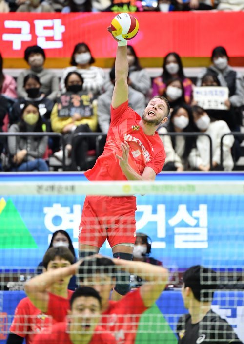 한국전력 타이스가 5일 수원체육관에서 벌어진 현대캐피탈전과 홈경기 도중 강력한 스파이크 서브를 넣고 있다. 타이스는 27점으로 활약했고, 한국전력은 4연승으로 4위에 올랐다. 사진제공 | KOVO