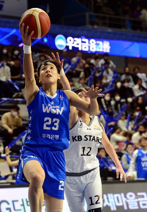 우리은행 김단비(왼쪽)가 5일 아산 이순신체육관에서 벌어진 ‘신한은행 SOL 2022∼2023 여자프로농구’ 정규리그 5라운드 KB스타즈와 홈경기 도중 골밑 슛을 시도하고 있다. 김단비는 19점·7리바운드·7어시스트로 팀의 69-59 승리에 앞장섰다. 아산 | 김민성 기자 marineboy@donga.com
