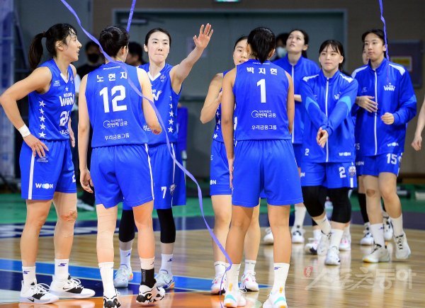 5일 충남 아산 이순신체육관에서 열린 ‘신한은행 SOL 2022-2023 여자프로농구‘ 아산 우리은행과 청주 KB의 경기에서 우리은행이 KB를 상대로 69-59로 승리한 후 선수들이 코트에서 기쁨을 나누고 있다. 아산 | 김민성 기자 marineboy@donga.com