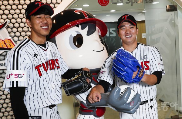 LG 불펜의 필승 듀오 정우영(왼쪽)과 고우석이 2023시즌 연봉 홈런을 터트렸다. 정우영은 4억 원, 고우석은 4억3000만 원에 재계약했다. 스포츠동아DB