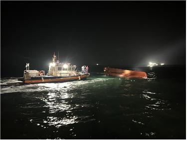 목포해경이 신안군 대비치도 인근 해상에서 발생한 전복사고로 실종자를 찾기 위해 집중 수색에 나섰다. 사진제공 | 목포해경