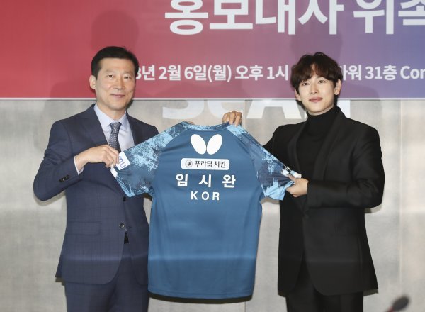 2024 부산세계탁구선수권대회 조직위원회가 6일 서울에서 배우 임시완을 2024 부산세계탁구선수권대회 홍보대사로 위촉한 가운데 김택수 사무총장(왼쪽)이 임시완 배우(오른쪽)와 기념 촬영을 하고 있다. 사진제공 | 부산시