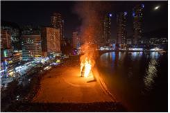 부산 서구가 지난 5일 송도해수욕장에서 진행한 ‘2023년 정월대보름 송도달집축제’의 달집태우기 모습. 사진제공 | 부산 서구