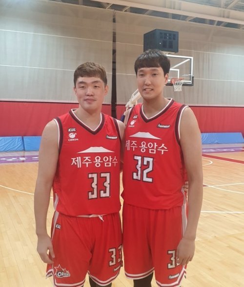 오리온 시절의 이승현(왼쪽), 이종현. 사진제공 ｜ KBL