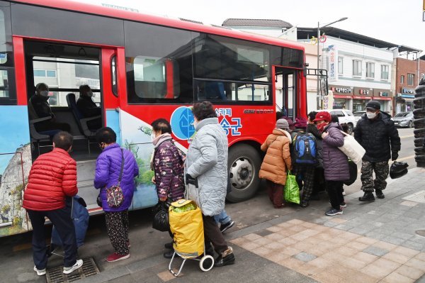 청송군이 전국 최초로 도입한 ‘모든 승객 공짜’ 무료버스가 1석 3조 효과를 톡톡히 보이고 있다. 사진제공 | 청송군