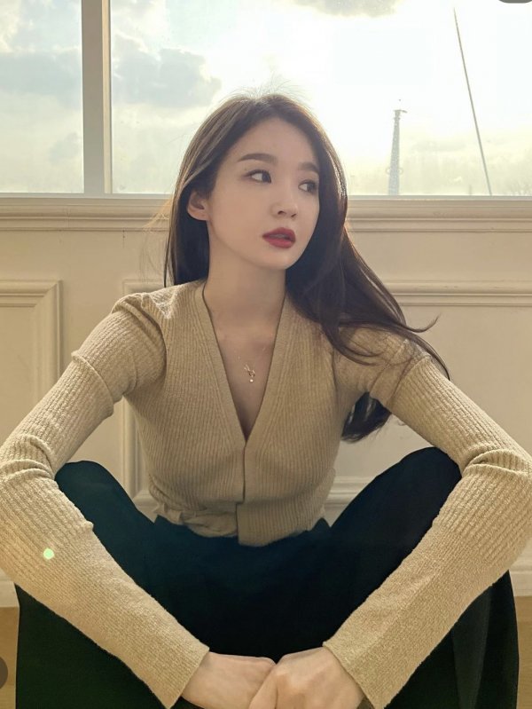 그룹 다비치의 멤버 강민경이 부동산 사기 혐의로 피소된 아버지와 친오빠로 인해 곤욕을 치르고 있다. 사진출처｜강민경 SNS 캡처