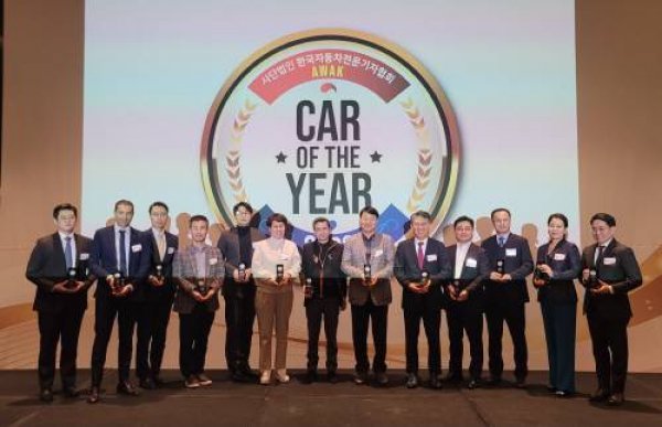 한국자동차전문기자협회 ‘2023 대한민국 올해의 차’ 시상식에서 수상자들이 기념촬영을 하고 있다. 사진제공|한국자동차전문기자협회