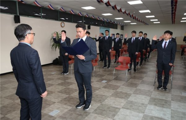 경륜선수 후보생들이 입소식에서 나의 다짐에 대한 선서를 하고 있다. 사진제공|국민체육진흥공단