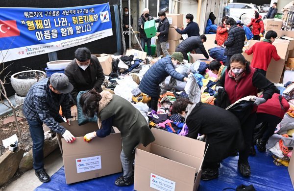 3만 명이 넘는 사망자가 발생한 튀르키예·시리아 지진 피해자들을 돕기 위해 전 세계에서 온정의 손길이 이어지고 있는 가운데 5대 그룹을 비롯한 국내 기업들도 적극적인 지원에 나서고 있다. 13일 경기도 수원시 장안구 파장동의 한 창고에서 봉사자들이 구호품을 박스에 담고 있다. 사진 | 뉴시스