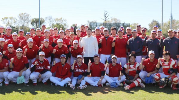 14일(한국시간) 미국 플로리다주 베로비치에서 진행 중인 스프링캠프에서 선수들과 파이팅을 외치고 있는 정용진 SSG 구단주(두 번째 줄 가운데). 사진제공 | SSG 랜더스