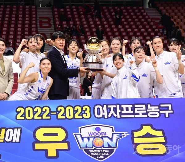 13일 부산사직종합운동장 실내체육관에서 열린 ‘신한은행 SOL 2022~2023 여자프로농구‘ 부산 BNK와 아산 우리은행의 경기에서 76-52로 우승을 확정지은 우리은행 선수들이 우승 트로피를 들고 기념 촬영을 하고 있다. 사직 | 주현희 기자 teth1147@donga.com